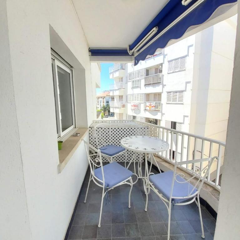 Espacioso, céntrico y cercano a la playa. - Apartamento de 2 dormitorios con terraza - 1