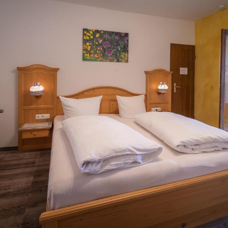 Pension Villa Lockstein - Dreibettzimmer mit Bad - 1