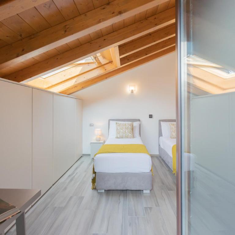 Dream Lake Apartments Lake View - private beach by Rent All Como - Two-Bedroom Apartment - 31
