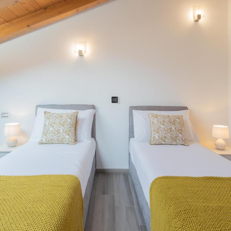 Dream Lake Apartments Lake View - private beach by Rent All Como - Two-Bedroom Apartment - 28