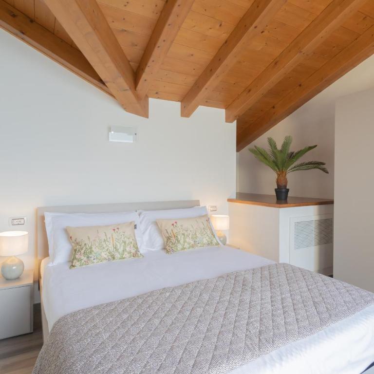 Dream Lake Apartments Lake View - private beach by Rent All Como - Two-Bedroom Apartment - 12