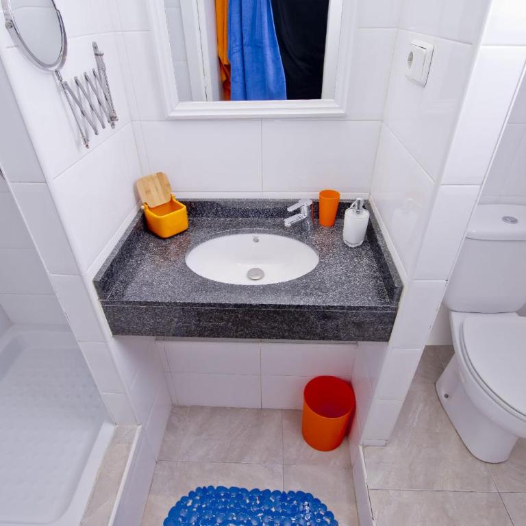 Barcelona City Centre Hostal - Standard Double or Twin Room - 9