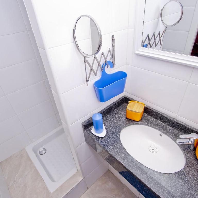 Barcelona City Centre Hostal - Superior Double or Twin Room - 16