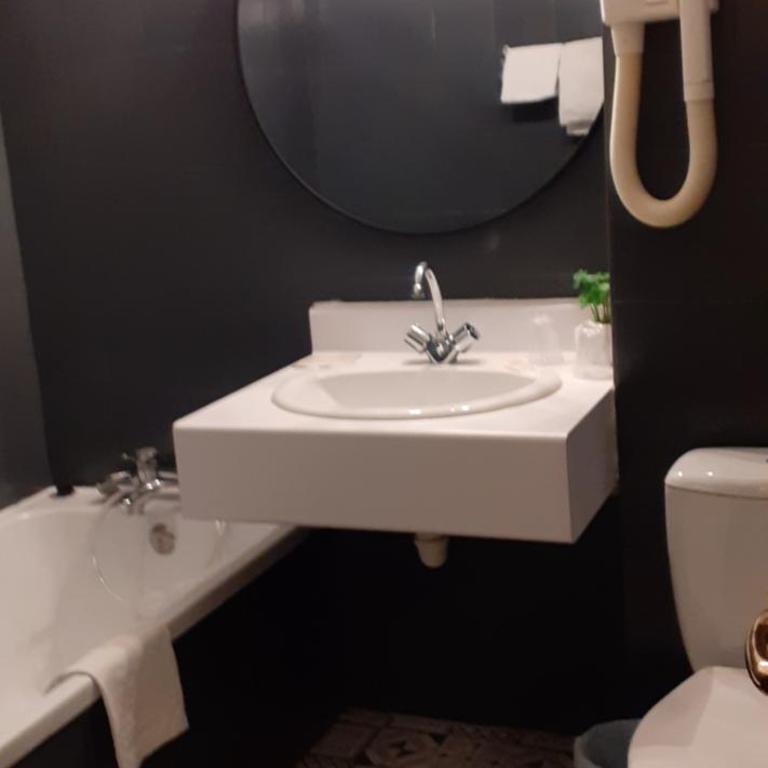 Hôtel Athéna - Chambre Double Confort avec Terrasse - 5