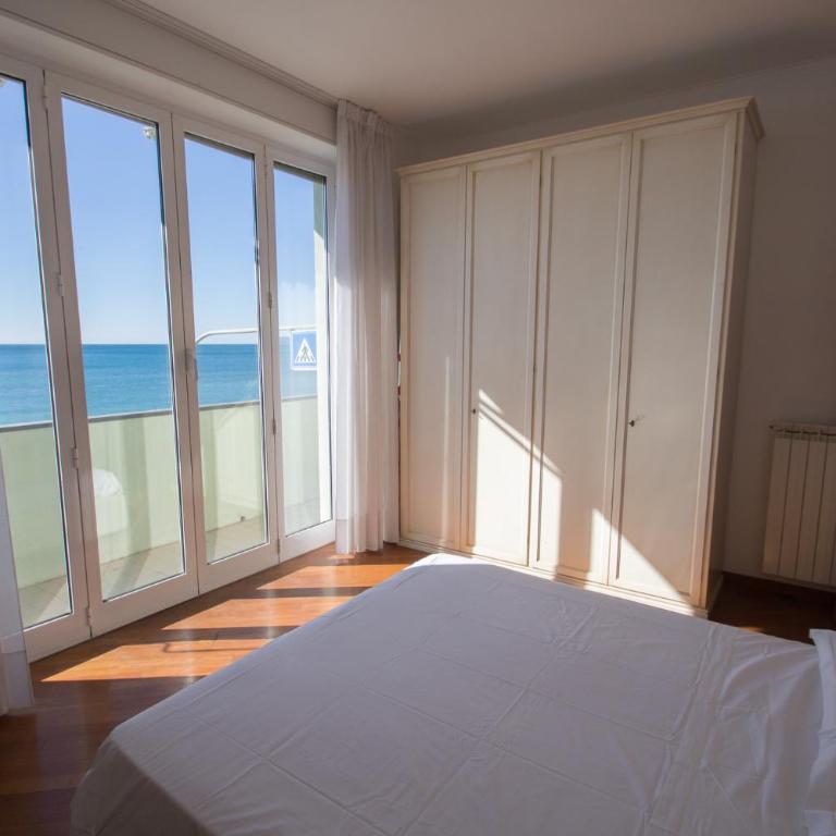 Splendido appartamento fronte mare con box doppio - Apartamento de 3 dormitorios - 12