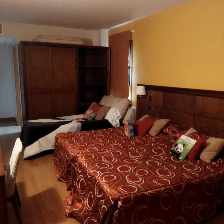 Hotel Casa Chuldian - Double Room with Balcony (2 Adults + 1 Child) - 2