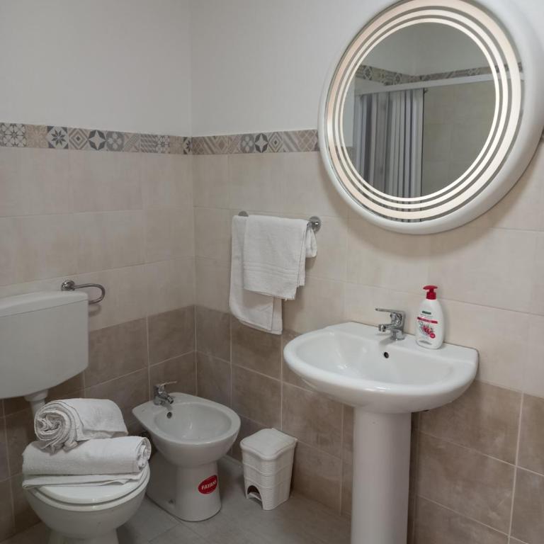 B&B Le Lumìe L' antico Cortile Camere Con Cucina Privata With Private Kitchen - Camera Familiare con Balcone - 1