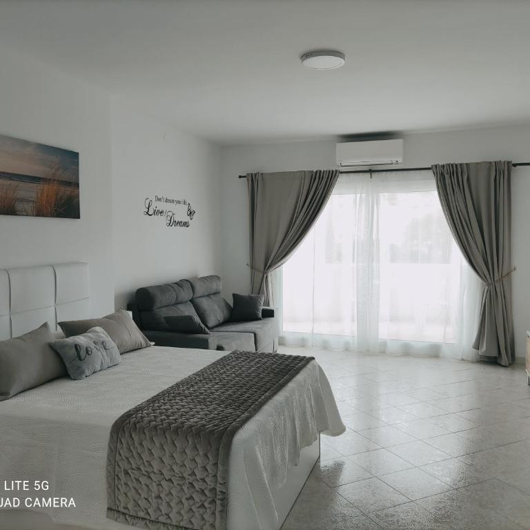 BenalSuite estudio, piscina y playa en BenalBeach, Benalmadena - Deluxe Studio - 1