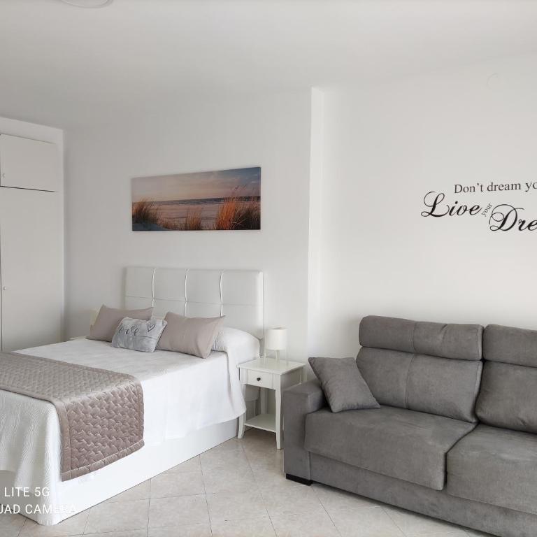 BenalSuite estudio, piscina y playa en BenalBeach, Benalmadena - Deluxe Studio - 12