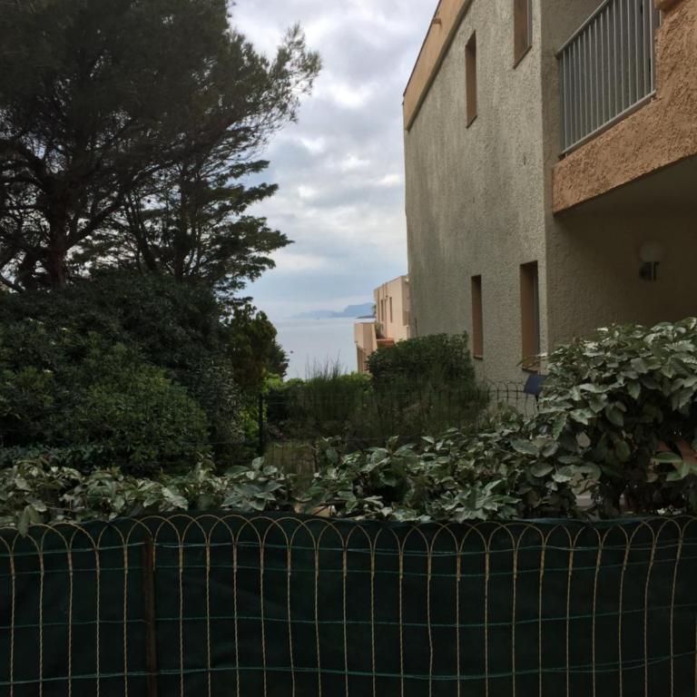 T2 de 33 m2 plus terrasse de 20m2 vue sur mer climatisé à 10 secondes chrono à pied de la plage , mer et sentier du littoral Résidence marina cap négre Six-Fours-les-Plages - Apartment mit 1 Schlafzimmer - 25