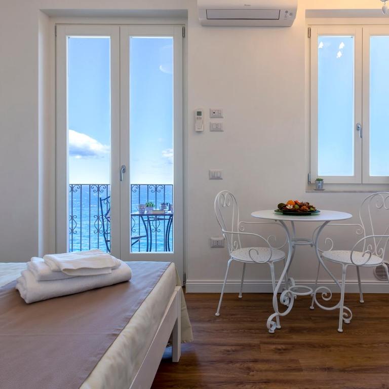 Terrazza & Romantica sospese sul mare del Borgo Antico --- Terrace & Romantic over the sea of the Ancient Village - Monolocale con Terrazza - 36