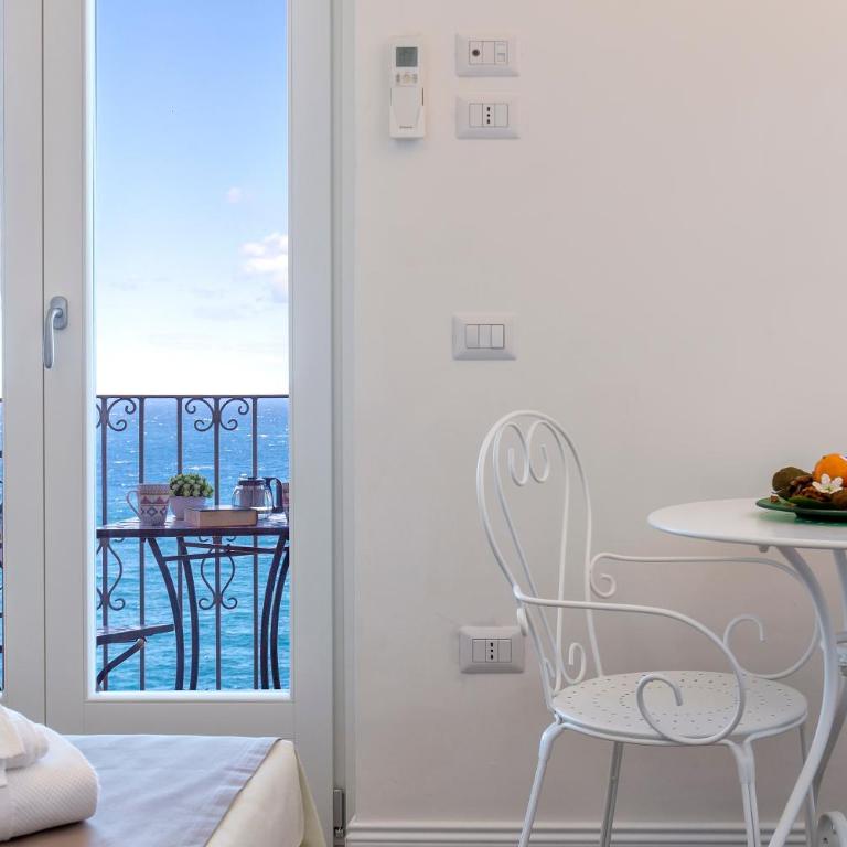 Terrazza & Romantica sospese sul mare del Borgo Antico --- Terrace & Romantic over the sea of the Ancient Village - Monolocale con Terrazza - 8