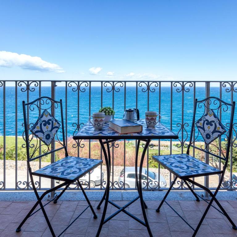 Terrazza & Romantica sospese sul mare del Borgo Antico --- Terrace & Romantic over the sea of the Ancient Village - Monolocale con Terrazza - 2