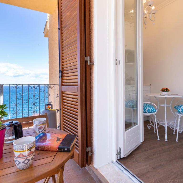 Terrazza & Romantica sospese sul mare del Borgo Antico --- Terrace & Romantic over the sea of the Ancient Village - Appartamento con Terrazza - 3