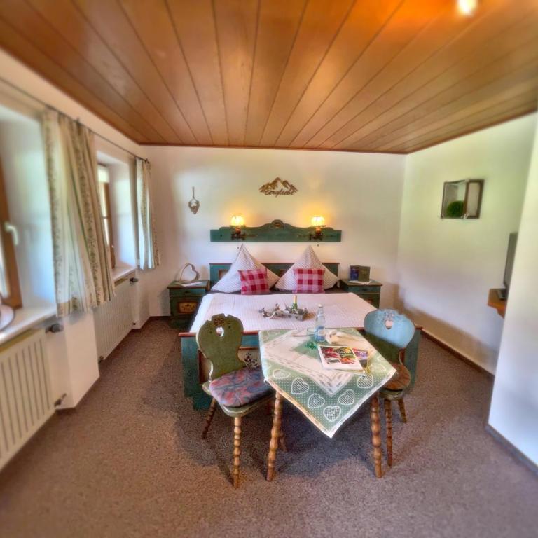 Pension Loiplstüberl - Dreibettzimmer mit Balkon - 10