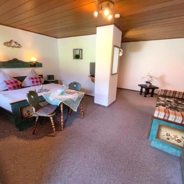 Pension Loiplstüberl - Dreibettzimmer mit Balkon - 13
