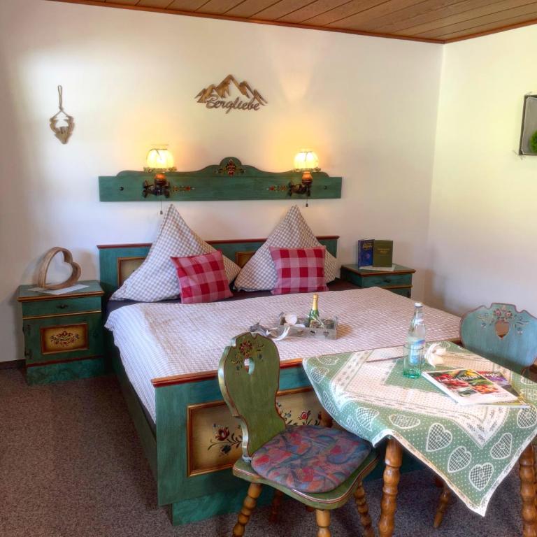 Pension Loiplstüberl - Dreibettzimmer mit Balkon - 12