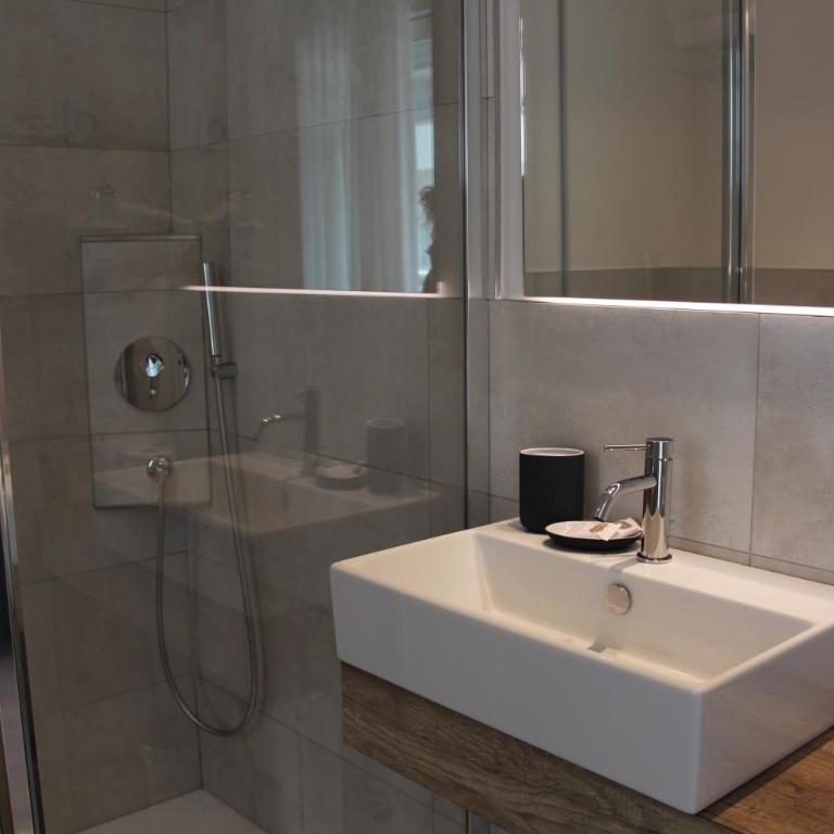 Hotel Castiglione - Deluxe Triple Room with Side Sea View - 1