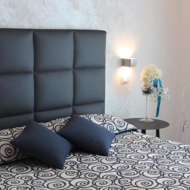 Hotel Castiglione - Deluxe Triple Room with Side Sea View - 4