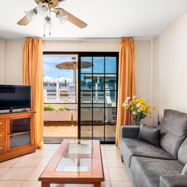 Club Tenerife Apartments - One-Bedroom Sunny Large Apartment with Pool View - 2
