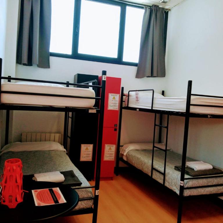 Bilbao Akelarre Hostel - Triple Room with Private Bathroom - 4