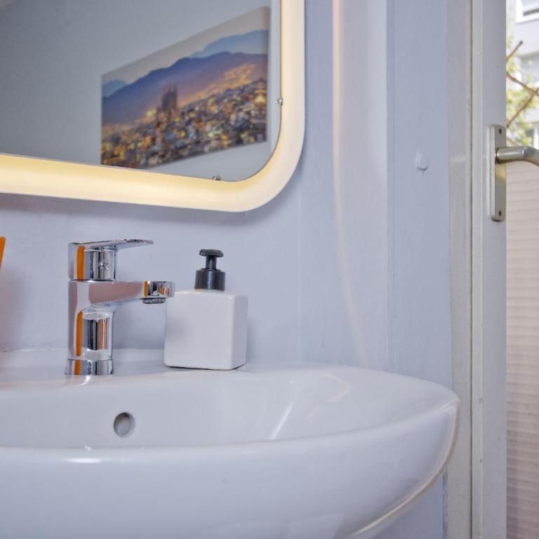 Barcelona City Seven Hostal - Double Room with Shared Bathroom - 10