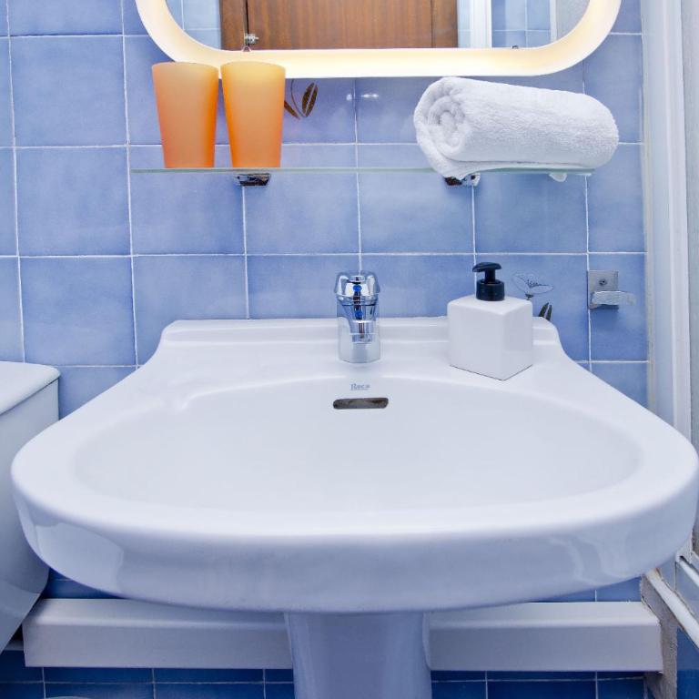 Barcelona City Seven Hostal - Double Room with Shared Bathroom - 5
