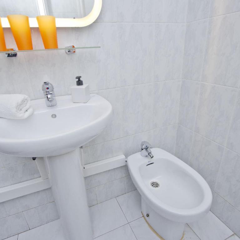 Barcelona City Seven Hostal - Double or Twin Room - 23