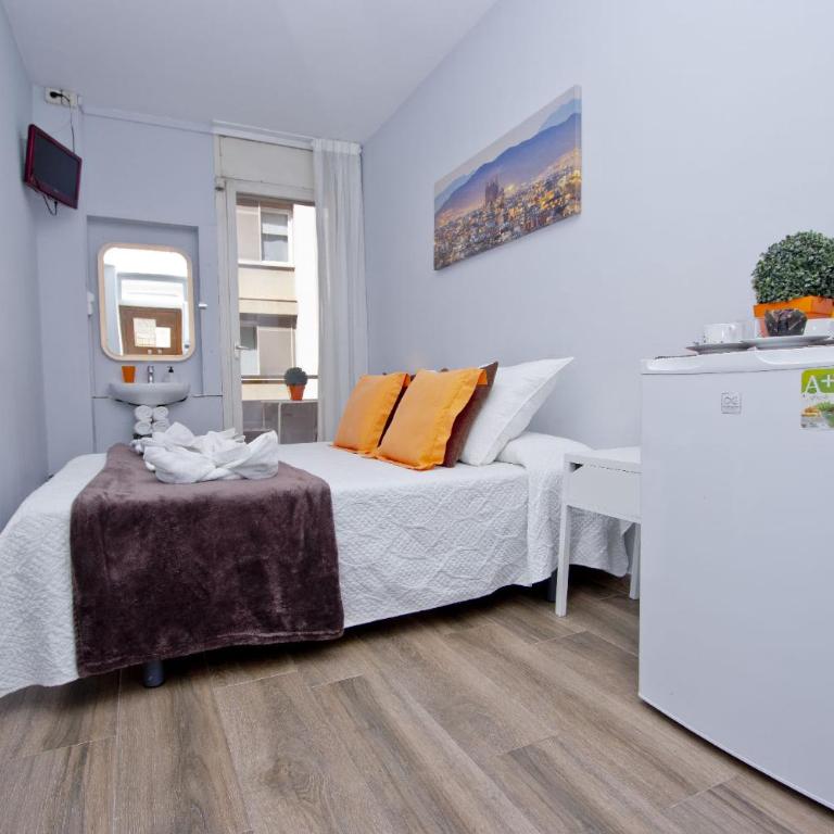Barcelona City Seven Hostal - Double Room with Shared Bathroom - 3