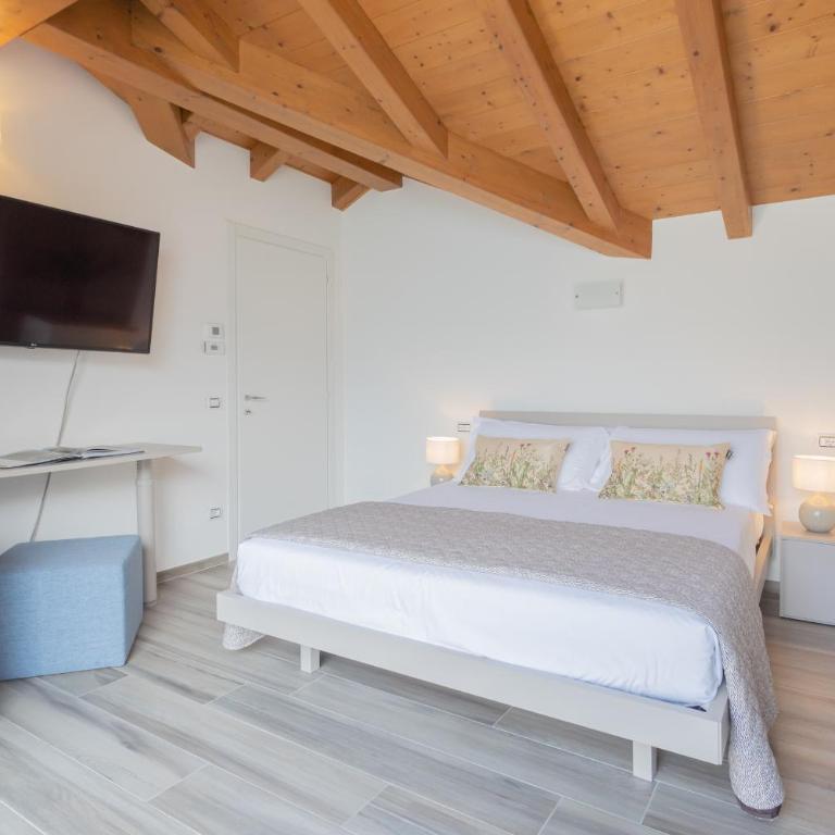 Dream Lake Apartments Lake View - private beach by Rent All Como - Two-Bedroom Apartment - 4