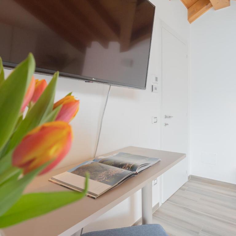 Dream Lake Apartments Lake View - private beach by Rent All Como - Two-Bedroom Apartment - 39