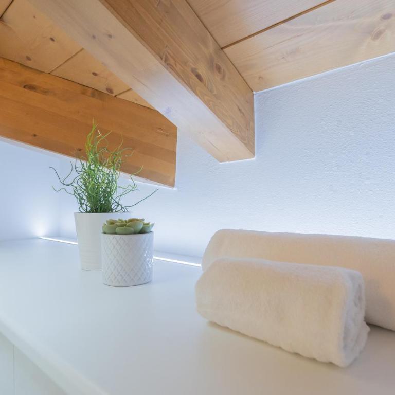 Dream Lake Apartments Lake View - private beach by Rent All Como - Two-Bedroom Apartment - 32