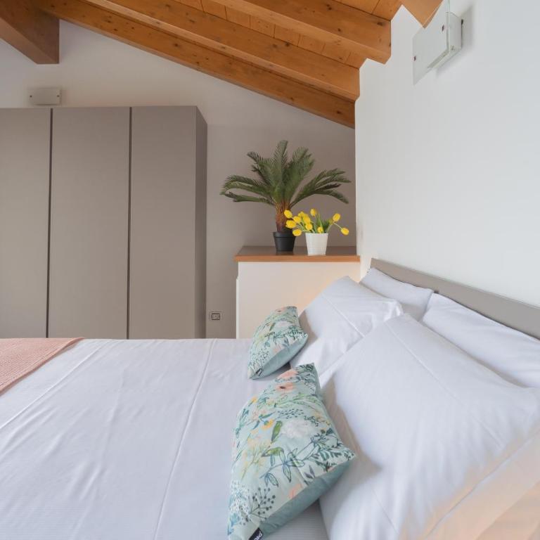 Dream Lake Apartments Lake View - private beach by Rent All Como - Two-Bedroom Apartment - 19