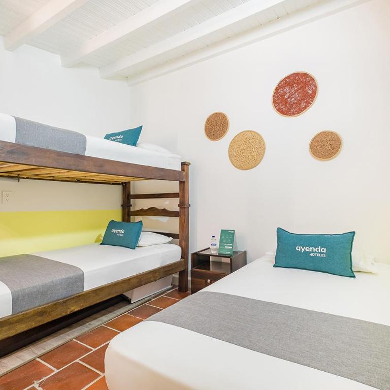 Casa de Pinos Hotel - Economy Quadruple Room with Shared Bathroom - 3