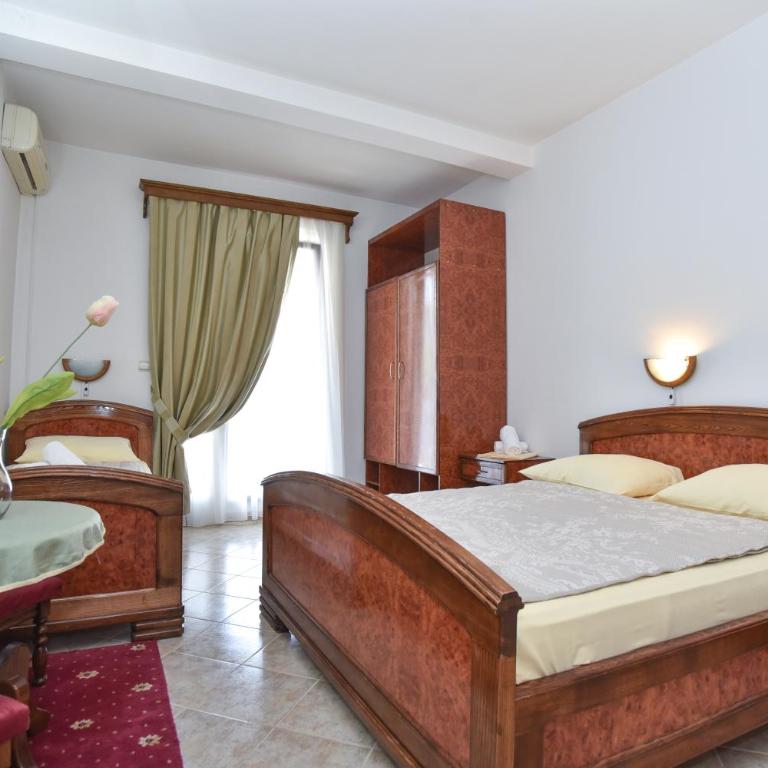 Hotel Grbalj - Trokrevetna Soba sa Balkonom - 2