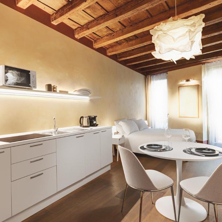 1881 LUXURY SUITES - Studio Apartment - 2