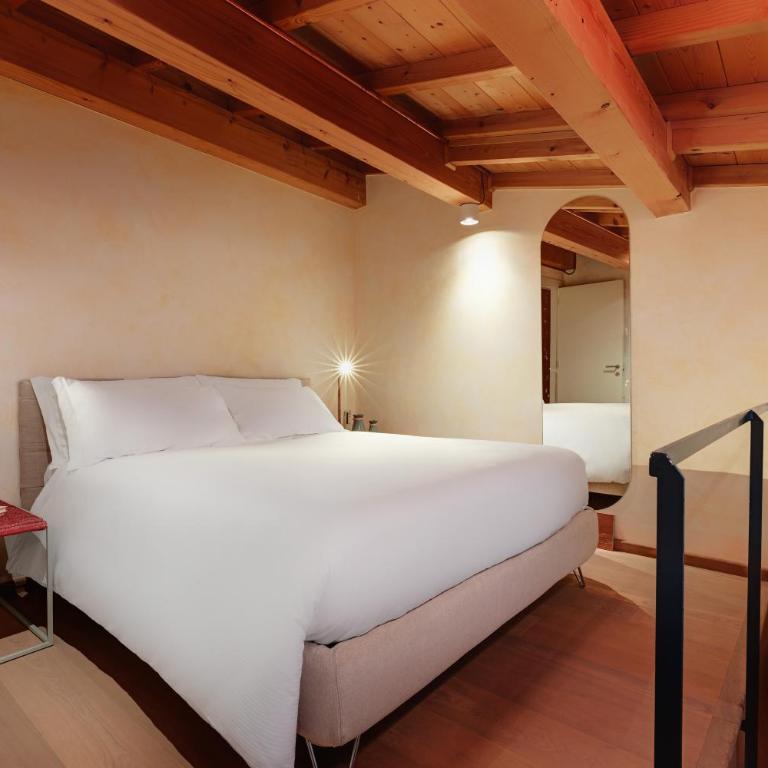 1881 LUXURY SUITES - Duplex Apartment - 11