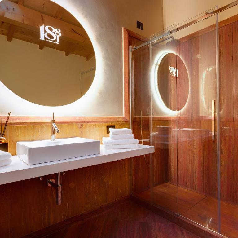 1881 LUXURY SUITES - Duplex Apartment - 12