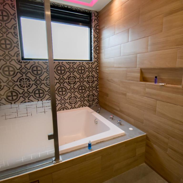 Hotel Catalina - Suite con bañera de hidromasaje - 7