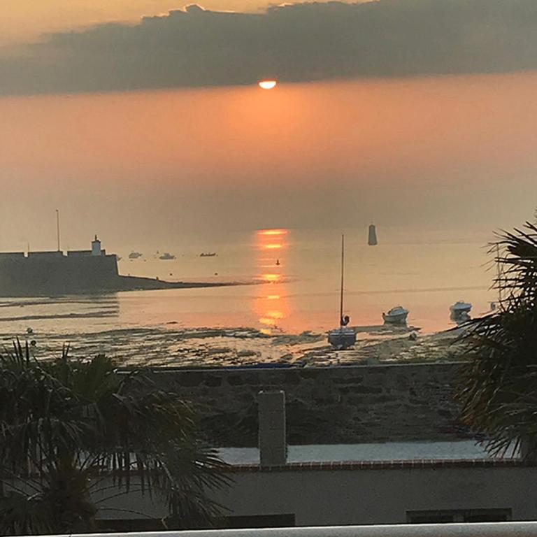 GÎte indépendant dans une villa -Vue et accès direct mer - avec 3 chambres et 3 grandes terrasses - Apartment mit 3 Schlafzimmern - 4
