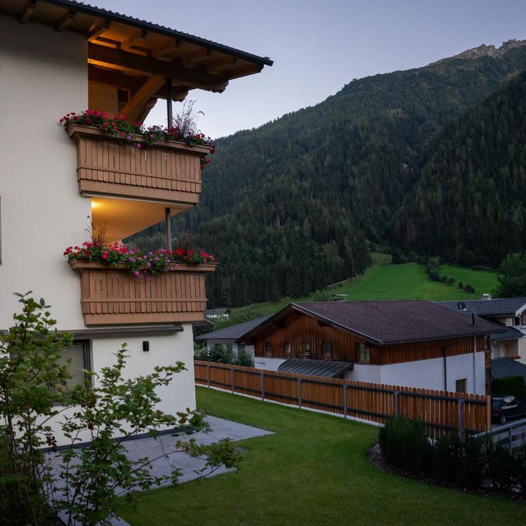 Berg' & Bluamen Appartements Stubai - Apartment mit 2 Schlafzimmern - 18