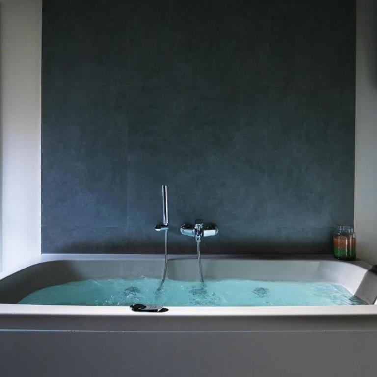 Bed in Spa - Double Room with Spa Bath - 2