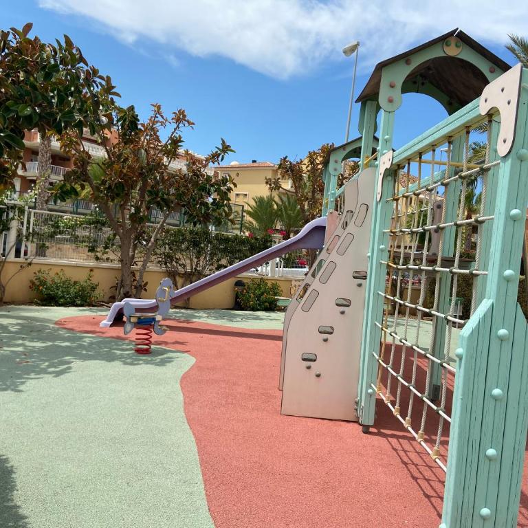 Apartamento Primera Linea Playa - Two-Bedroom Apartment - 16