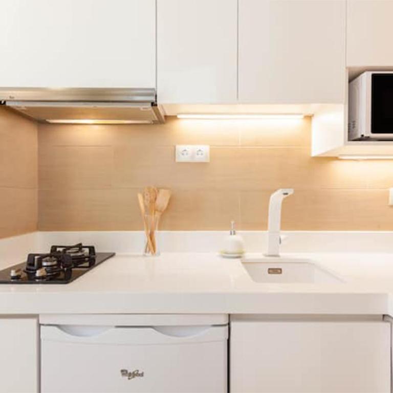 ApartaSuite Centro Histórico Ático tranquilo y luminoso en el corazón de Granada - Apartment - 2