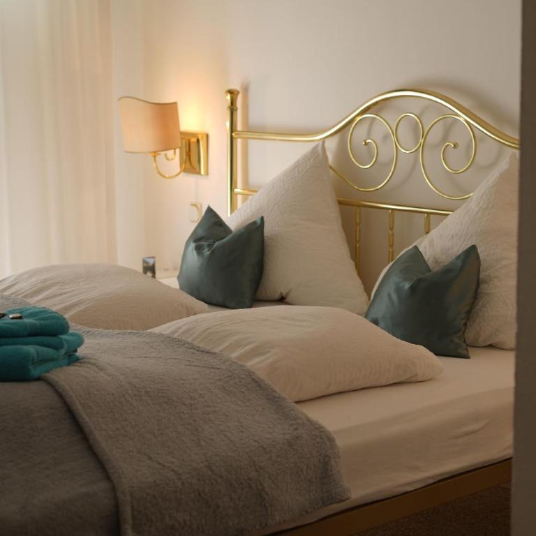 Romantic-Pension Albrecht - Villa next to UNESCO World Heritage - since 1901 - Doppelzimmer mit Balkon und Schlossblick - 7