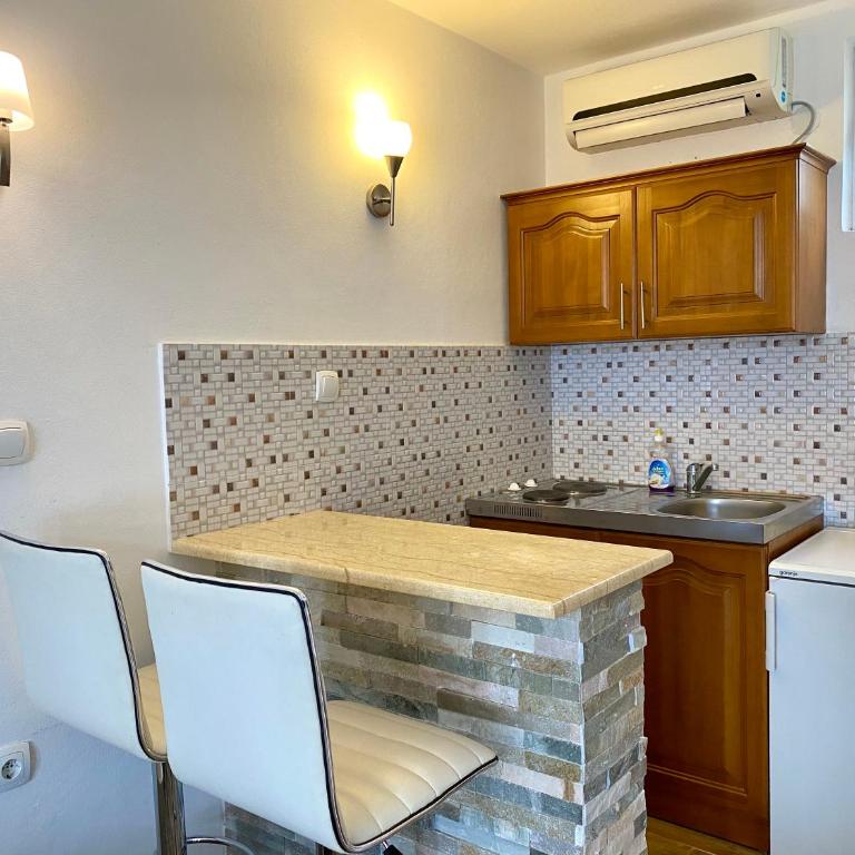 Blue Star Apartments - King Room with Pool View - 4