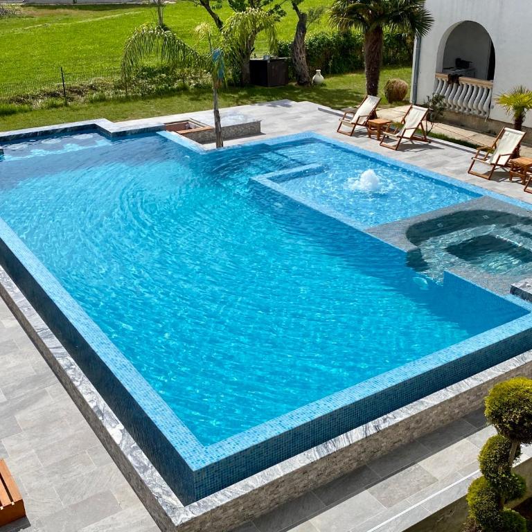 Blue Star Apartments - King Suite with Pool View - 1
