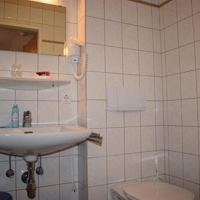 Frühstückspension Josefinum - Einzelzimmer mit Dusche - 3