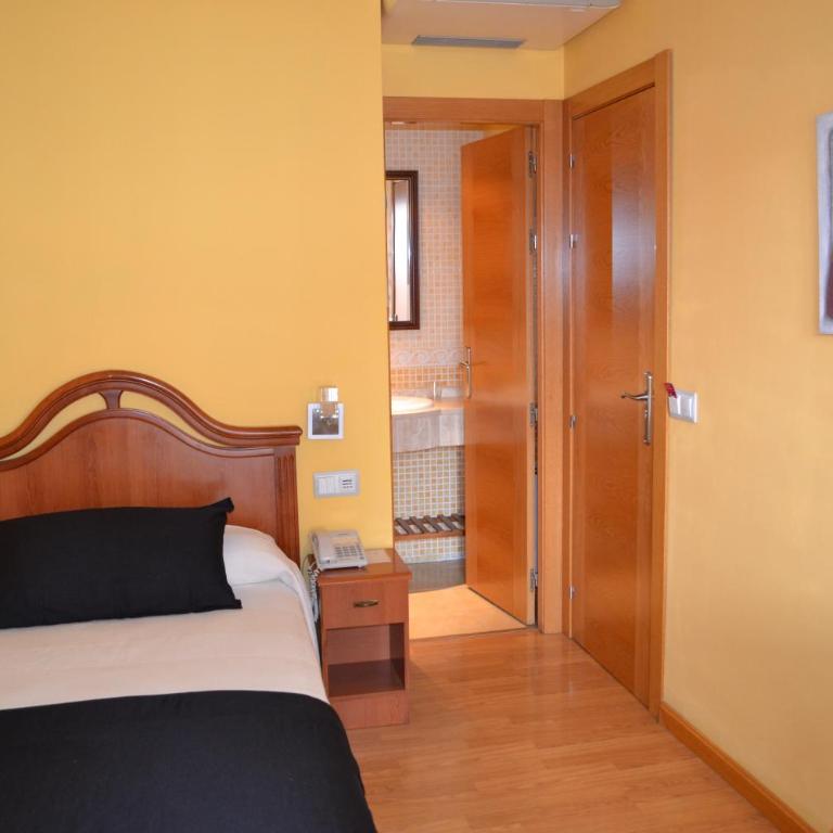 Hostal Quevedo - Habitación Individual Clásica con balcón - 4