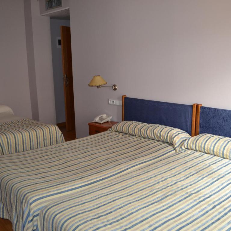 Hostal Quevedo - Habitación Triple con balcón - 4